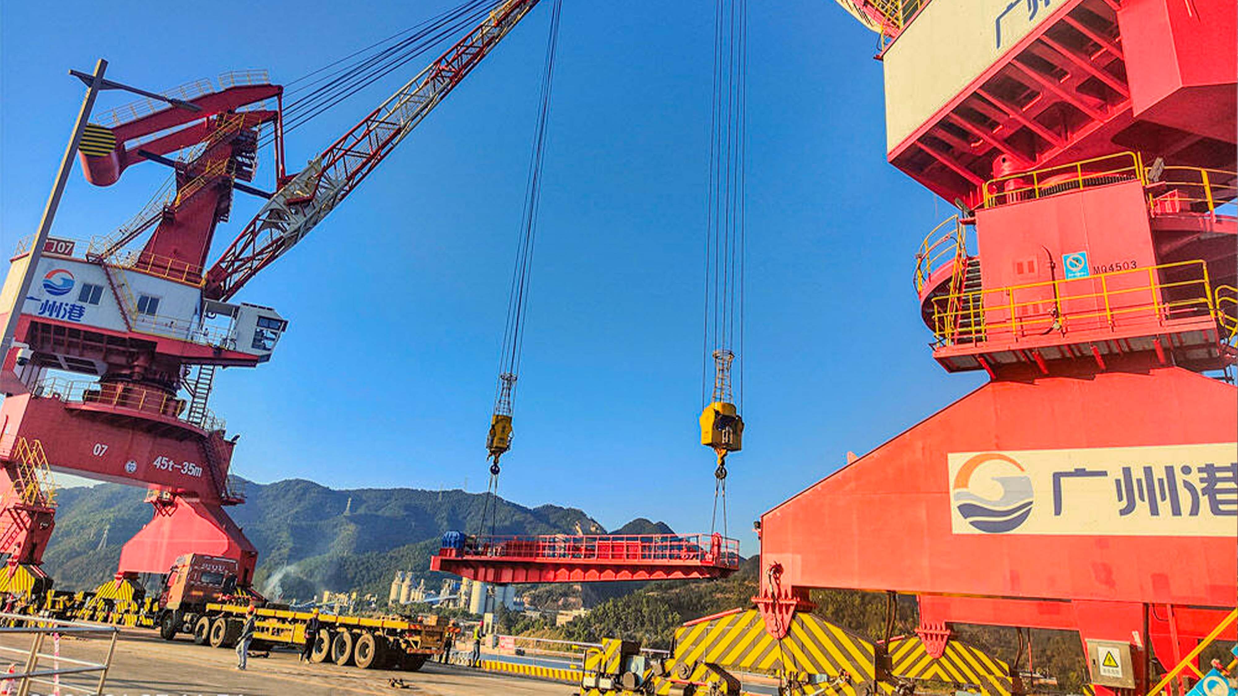 Successful Delivery of Customized 400-Ton Double Girder Gantry Crane for Shipyard Customer！