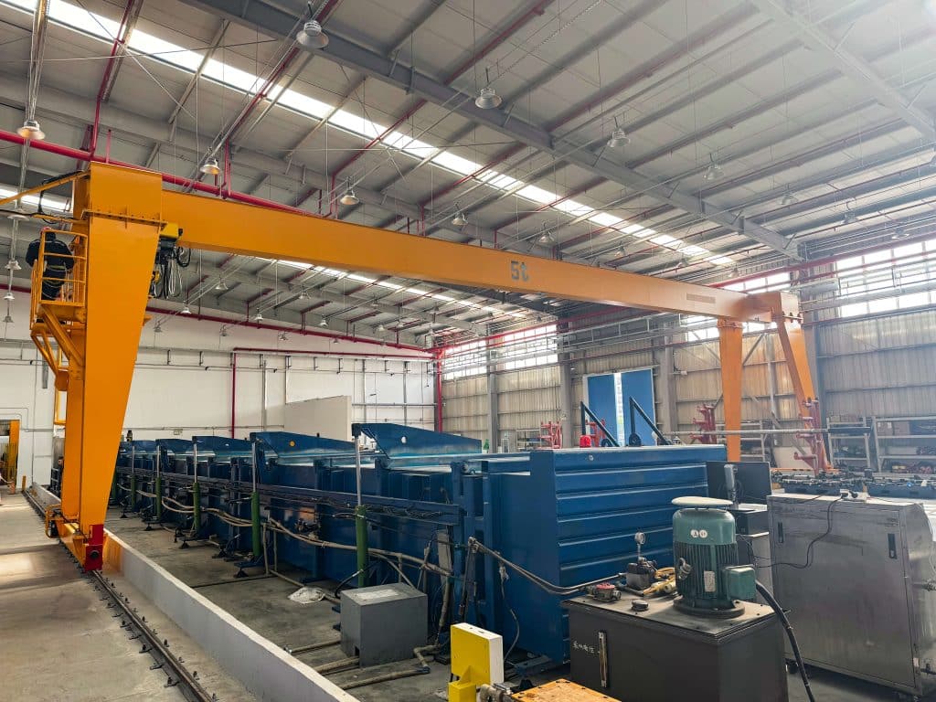 Gantry crane for warehouse and logistics yard material handling