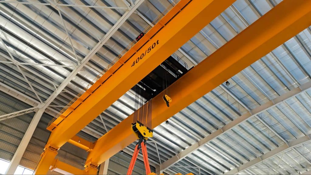 Double girder crane with aux hook