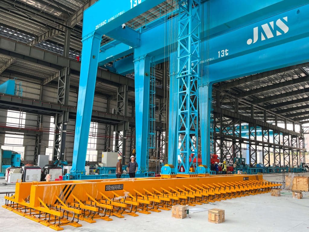 Semi-gantry crane with dedicated steel plate lifting attachment